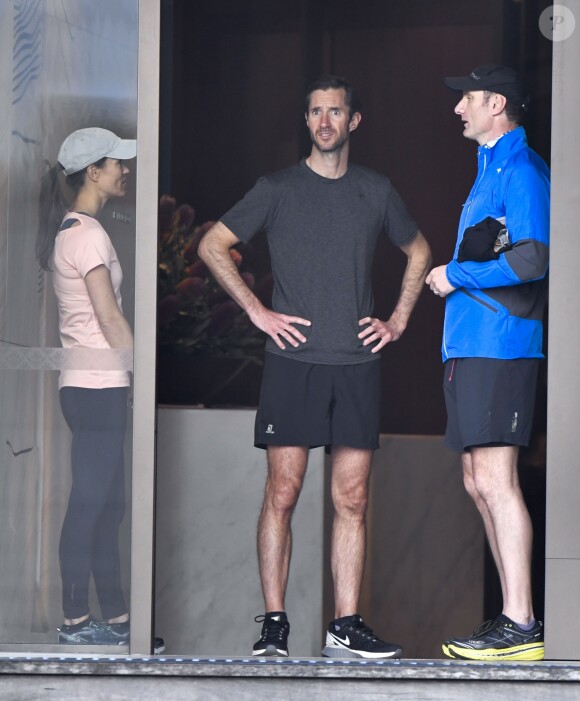 Exclusif - Pippa Middleton, son mari James Matthews et leur coach font un jogging à Sydney, en Australie. Le 31 mai 2017.