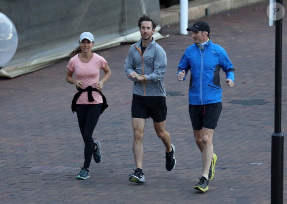 Exclusif - Pippa Middleton, son mari James Matthews et leur coach font un jogging à Sydney, en Australie. Le 31 mai 2017.