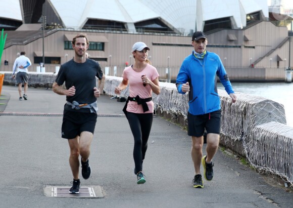 Exclusif - Pippa Middleton, son mari James Matthews et leur coach font un jogging à Sydney, en Australie. Le 31 mai 2017.