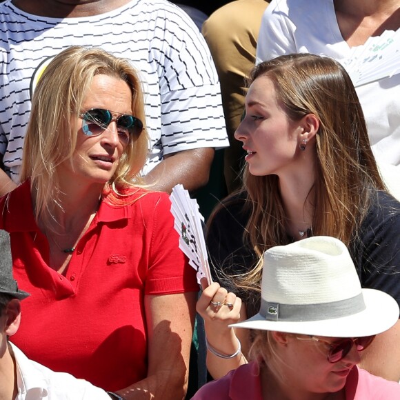 Emilie Fillion Girault, Estelle Lefébure et sa fille Emma Smet assistent à la finale simple dames de Roland-Garros. Paris, le 10 juin 2017. © Dominique Jacovides - Cyril Moreau/ Bestimage