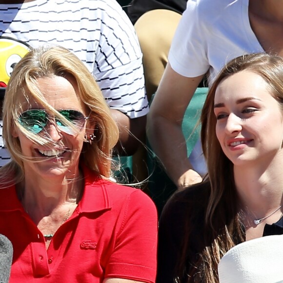 Emilie Fillion Girault, Estelle Lefébure et sa fille Emma Smet assistent à la finale simple dames de Roland-Garros. Paris, le 10 juin 2017. © Dominique Jacovides - Cyril Moreau/ Bestimage