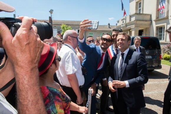 Le président de la République française, Emmanuel Macron et le maire d'Oradour-sur-Glane Philippe Lacroix lors de la cérémonie du 73ème anniversaire du massacre d'Oradour-sur-Glane pendant la Seconde Guerre Mondiale à Oradour-sur-Glane, le 10 juin 2017. (selfie) © Jean-Michel Nossant/Pool/Bestimage