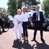 Le président de la République française Emmanuel Macron et sa femme Brigitte Macron (Trogneux) à l'extérieur de la mairie du Touquet, le 11 juin 2017, où le couple a voté pour le 1er tour des élections législatives. © Sébastien Valiela/Bestimage