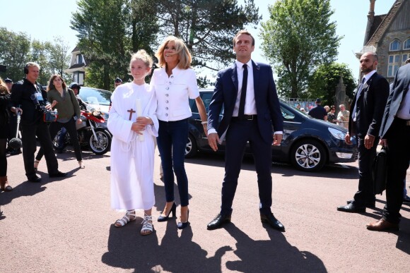 Le président de la République française Emmanuel Macron et sa femme Brigitte Macron (Trogneux) à l'extérieur de la mairie du Touquet, le 11 juin 2017, où le couple a voté pour le 1er tour des élections législatives. © Sébastien Valiela/Bestimage