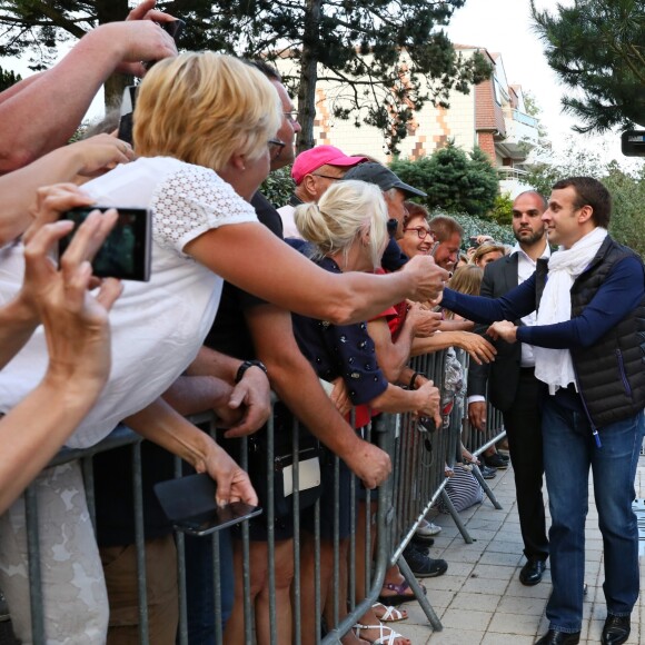 Le président de la République française Emmanuel Macron et sa femme, la première dame Brigitte (Trogneux) font un bain de foule avant de partire faire une balade à vélo au Touquet, France, le 10 juin 2017. © Sébastien Valiela/bestimage