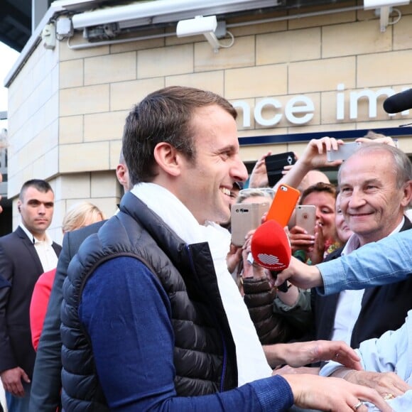 Le président de la République française Emmanuel Macron et sa femme, la première dame Brigitte (Trogneux) font un bain de foule avant de partire faire une balade à vélo au Touquet, France, le 10 juin 2017. © Sébastien Valiela/bestimage