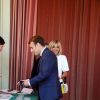 Le président de la République française Emmanuel Macron et sa femme la première, dame Brigitte (Trogneux) sont allés voter à la mairie du Touquet pour le premier tour des législatives, au Touquet, France, le 11 juin 2017. © Sébastien Valiela/Bestimage