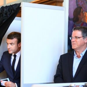 Le président de la République française Emmanuel Macron et sa femme la première, dame Brigitte (Trogneux) sont allés voter à la mairie du Touquet pour le premier tour des législatives, au Touquet, France, le 11 juin 2017. © Sébastien Valiela/Bestimage