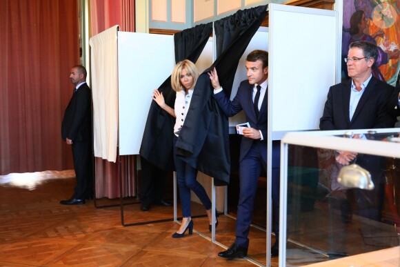 Le président de la République française Emmanuel Macron et sa femme la première, dame Brigitte (Trogneux) sont allés voter à la mairie du Touquet pour le premier tour des législatives, au Touquet, France, le 11 juin 2017. © Sébastien Valiela/Bestimage