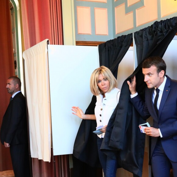 Le président de la République française Emmanuel Macron et sa femme la première, dame Brigitte (Trogneux) sont allés voter à la mairie du Touquet pour le premier tour des législatives, au Touquet, France, le 11 juin 2017. © Sébastien Valiela/Bestimage