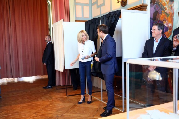 Le président de la République française Emmanuel Macron et sa femme la première, dame Brigitte (Trogneux) sont allés voter à la mairie du Touquet pour le premier tour des législatives, au Touquet, France, le 11 juin 2017. © Sébastien Valiela/Bestimage