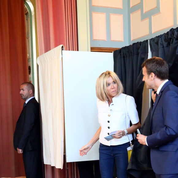 Le président de la République française Emmanuel Macron et sa femme la première, dame Brigitte (Trogneux) sont allés voter à la mairie du Touquet pour le premier tour des législatives, au Touquet, France, le 11 juin 2017. © Sébastien Valiela/Bestimage