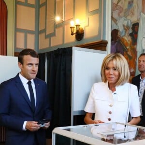 Le président de la République française Emmanuel Macron et sa femme la première, dame Brigitte (Trogneux) sont allés voter à la mairie du Touquet pour le premier tour des législatives, au Touquet, France, le 11 juin 2017. © Sébastien Valiela/Bestimage