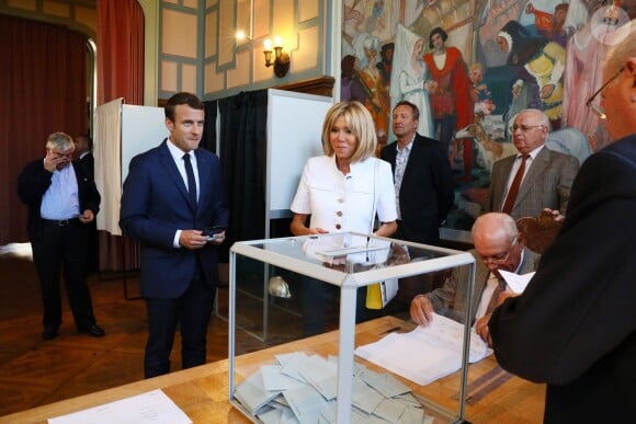 Le président de la République française Emmanuel Macron et sa femme la première, dame Brigitte (Trogneux) sont allés voter à la mairie du Touquet pour le premier tour des législatives, au Touquet, France, le 11 juin 2017. © Sébastien Valiela/Bestimage