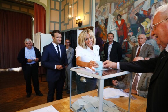 Le président de la République française Emmanuel Macron et sa femme la première, dame Brigitte (Trogneux) sont allés voter à la mairie du Touquet pour le premier tour des législatives, au Touquet, France, le 11 juin 2017. © Sébastien Valiela/Bestimage