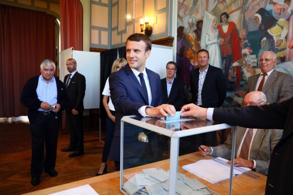 Le président de la République française Emmanuel Macron et sa femme la première, dame Brigitte (Trogneux) sont allés voter à la mairie du Touquet pour le premier tour des législatives, au Touquet, France, le 11 juin 2017. © Sébastien Valiela/Bestimage