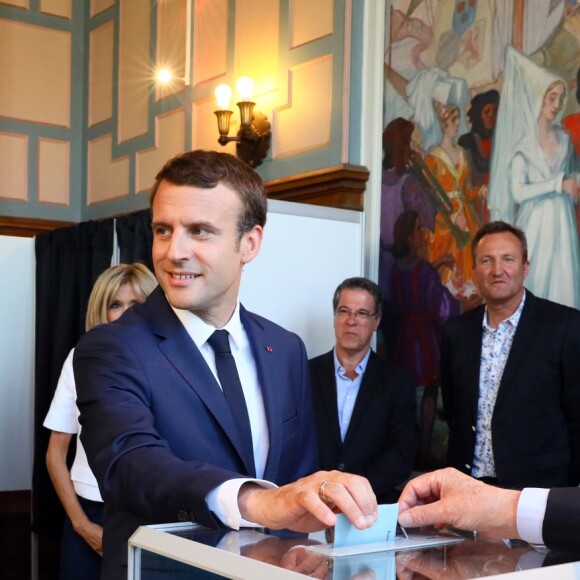 Le président de la République française Emmanuel Macron et sa femme la première, dame Brigitte (Trogneux) sont allés voter à la mairie du Touquet pour le premier tour des législatives, au Touquet, France, le 11 juin 2017. © Sébastien Valiela/Bestimage