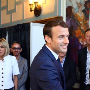 Le président de la République française Emmanuel Macron et sa femme la première, dame Brigitte (Trogneux) sont allés voter à la mairie du Touquet pour le premier tour des législatives, au Touquet, France, le 11 juin 2017. © Sébastien Valiela/Bestimage