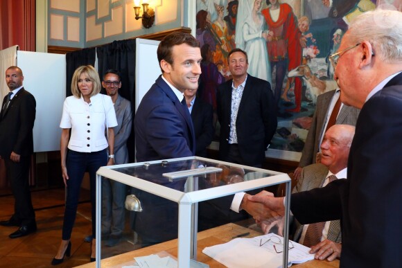 Le président de la République française Emmanuel Macron et sa femme la première, dame Brigitte (Trogneux) sont allés voter à la mairie du Touquet pour le premier tour des législatives, au Touquet, France, le 11 juin 2017. © Sébastien Valiela/Bestimage