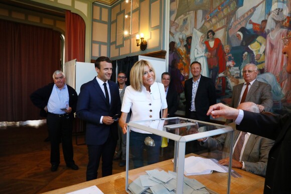 Le président de la République française Emmanuel Macron et sa femme la première, dame Brigitte (Trogneux) sont allés voter à la mairie du Touquet pour le premier tour des législatives, au Touquet, France, le 11 juin 2017. © Sébastien Valiela/Bestimage