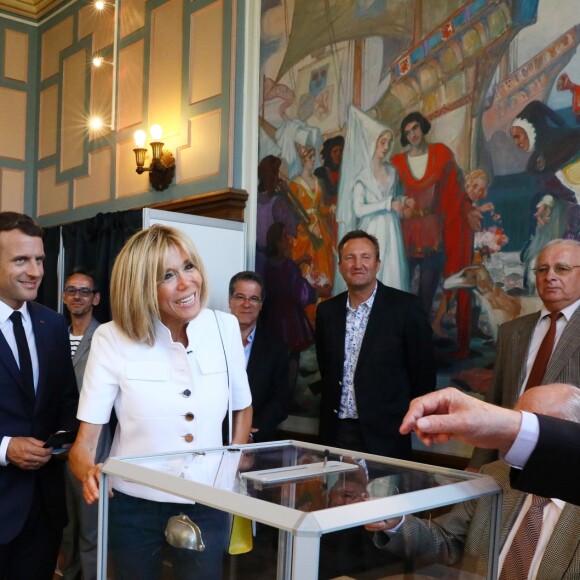 Le président de la République française Emmanuel Macron et sa femme la première, dame Brigitte (Trogneux) sont allés voter à la mairie du Touquet pour le premier tour des législatives, au Touquet, France, le 11 juin 2017. © Sébastien Valiela/Bestimage
