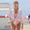Hailey Baldwin se détend à la piscine et à la plage de l'hôtel W South Beach. Miami, le 10 juin 2017.
