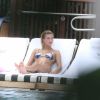 Hailey Baldwin se détend à la piscine et sur la plage de l'hôtel W South Beach. Miami, le 11 juin 2017.