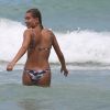 Hailey Baldwin se détend à la piscine et sur la plage de l'hôtel W South Beach. Miami, le 11 juin 2017.