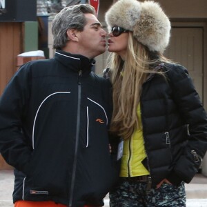 Elle Macpherson et son mari Jeffrey Soffer s'embrassent lors de leurs vacances à Aspen, le 20 décembre 2014.