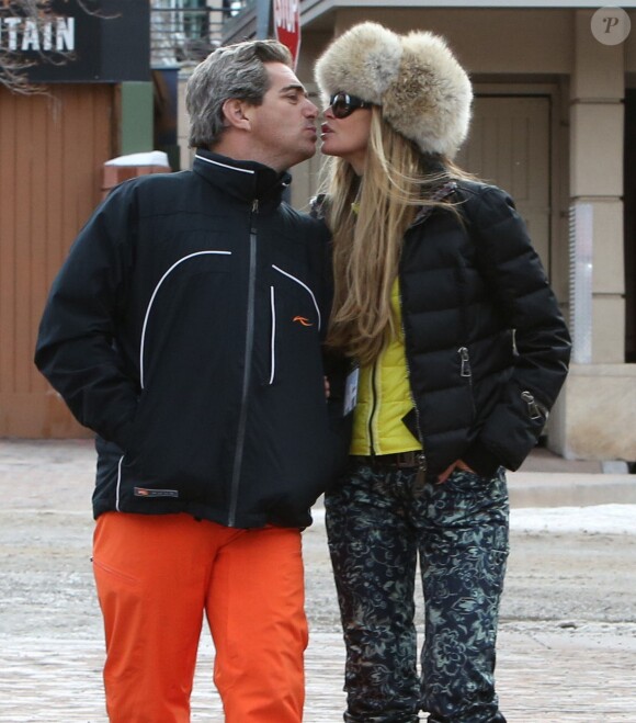 Elle Macpherson et son mari Jeffrey Soffer s'embrassent lors de leurs vacances à Aspen, le 20 décembre 2014.