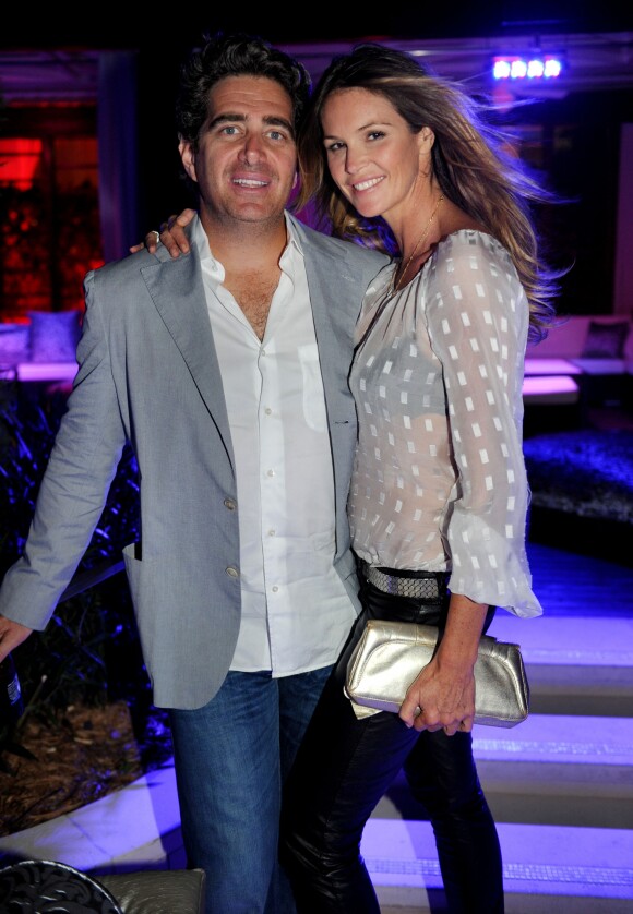 Elle Macpherson et Jeffrey Soffer lors de l'ouverture du club Fontainebleau à Miami le 24 octobre 2010.