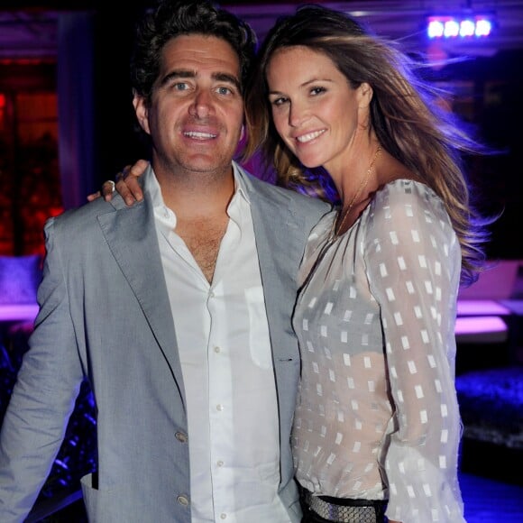 Elle Macpherson et Jeffrey Soffer lors de l'ouverture du club Fontainebleau à Miami le 24 octobre 2010.