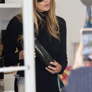 Exclusif - Le mannequin Elle MacPherson présente sa nouvelle ligne de produits cosmétiques à la boutique Pam Pam de Sydney le 10 mai 2016.