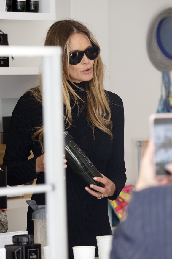 Exclusif - Le mannequin Elle MacPherson présente sa nouvelle ligne de produits cosmétiques à la boutique Pam Pam de Sydney le 10 mai 2016.