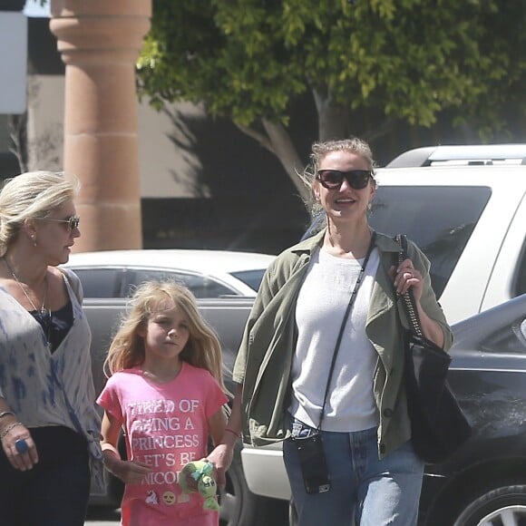 Exclusif - Cameron Diaz se balade avec sa soeur Chimene Diaz et sa nièce Chloe Armstrong dans les rues de Seal Beach, le 15 avril 2017