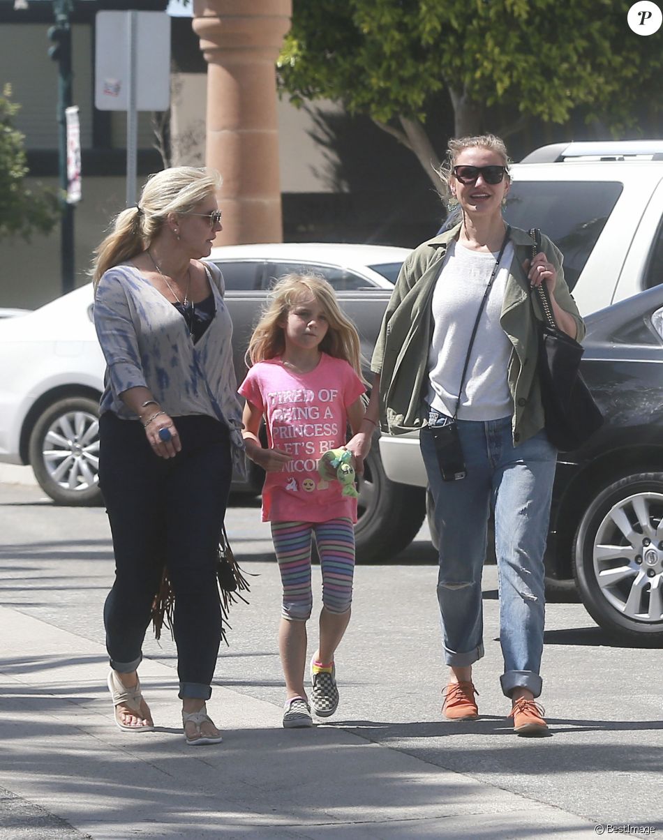 Exclusif - Cameron Diaz se balade avec sa soeur Chimene Diaz et sa
