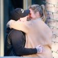 Exclusif - Cameron Diaz et son mari Benji Madden s'embrassent tendrement devant un immeuble de Century City le 16 décembre 2016