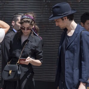 Exclusif - Laetitia Casta et son compagnon Louis Garrel vont prendre un verre au "Fouquets" Majestic à Cannes le 24 mai 2017