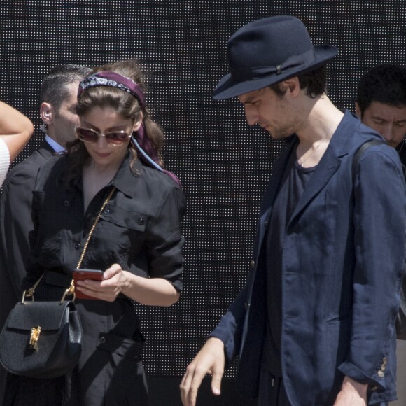 Exclusif - Laetitia Casta et son compagnon Louis Garrel vont prendre un verre au "Fouquets" Majestic à Cannes le 24 mai 2017