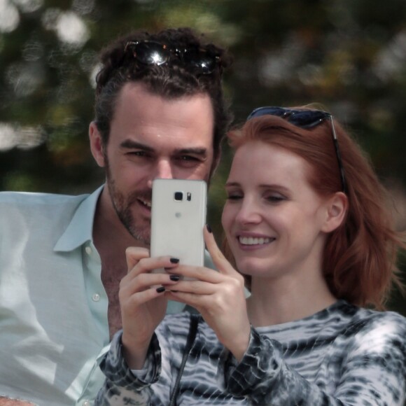 Exclusif - Jessica Chastain et son compagnon Gian Luca Passi De Preposulo passent un moment en amoureux à Beverlys Hills, le 10 avril 2016. Le couple a fêté le MTV award de Jessica Chastain lors d'un déjeuner de famille et est allé dans un vide-grenier.