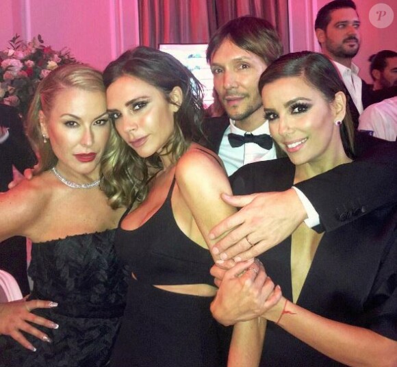 Ken Paves pose avec ses grandes amies Victoria Beckham et Eva Longoria sur Instagram.