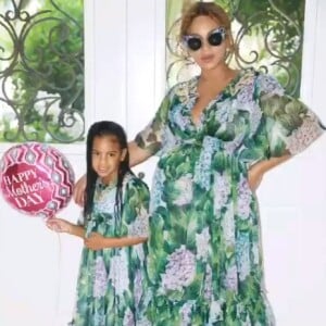 Beyoncé, enceinte de ses jumeaux, pose avecv sa fille Blue Ivy à l'occasion de la fête des mères. Le 20 mai 2017.