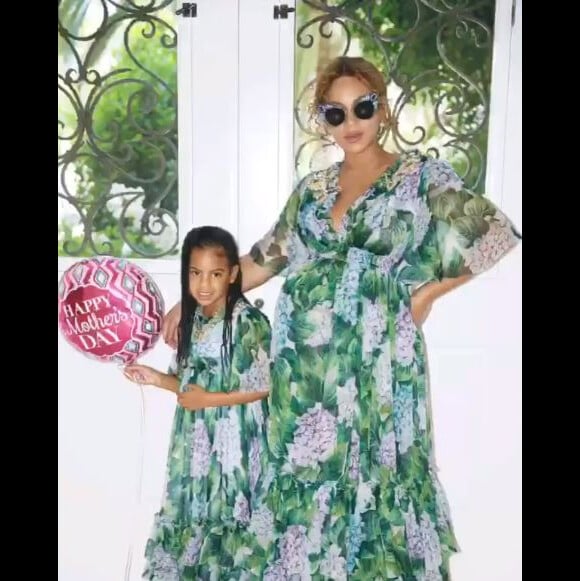Beyoncé, enceinte de ses jumeaux, pose avecv sa fille Blue Ivy à l'occasion de la fête des mères. Le 20 mai 2017.