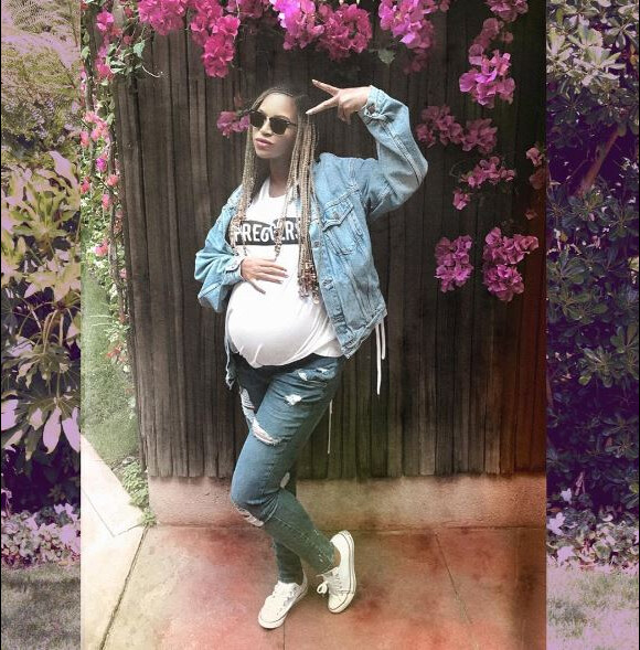 Beyoncé, enceinte de ses jumeaux, dans un look casual sur Instagram, le 4 mai 2017.