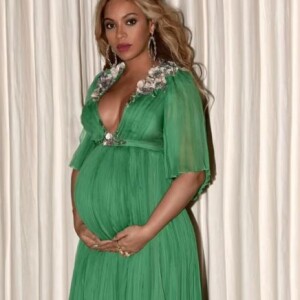 Beyoncé, enceinte de ses jumeaux, pose dans une robe décolletée sur Instagram le 8 mars 2017.