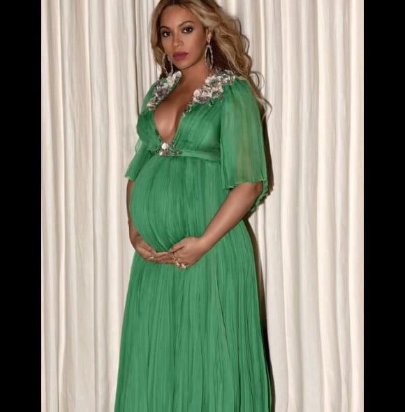 Beyoncé, enceinte de ses jumeaux, pose dans une robe décolletée sur Instagram le 8 mars 2017.