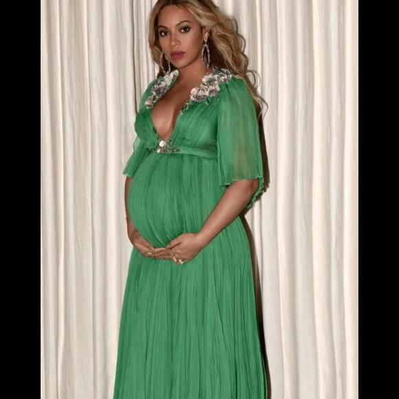 Beyoncé, enceinte de ses jumeaux, pose dans une robe décolletée sur Instagram le 8 mars 2017.