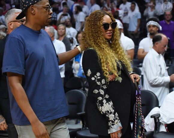 Beyoncé et Jay Z lors du match de NBA de Clippers de Los Angeles contre Utah Jazz au Staples Center de Los Angeles le 20 avril 2017.