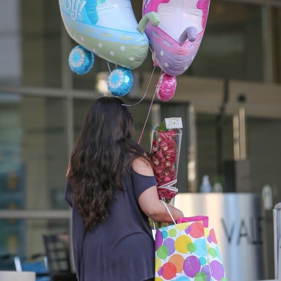 Arrivée de cadeaux pour la naissance des jumeaux de Beyonce et de Jay Z à Los Angeles Le 17 juin 2017