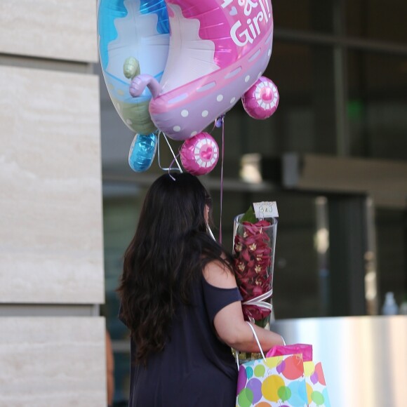 Arrivée de cadeaux pour la naissance des jumeaux de Beyonce et de Jay Z à Los Angeles Le 17 juin 2017